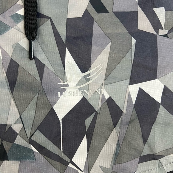 Lushenuni Men's UV Protection Camo Hooded Windbreaker - Size M - Picture 6 of 9